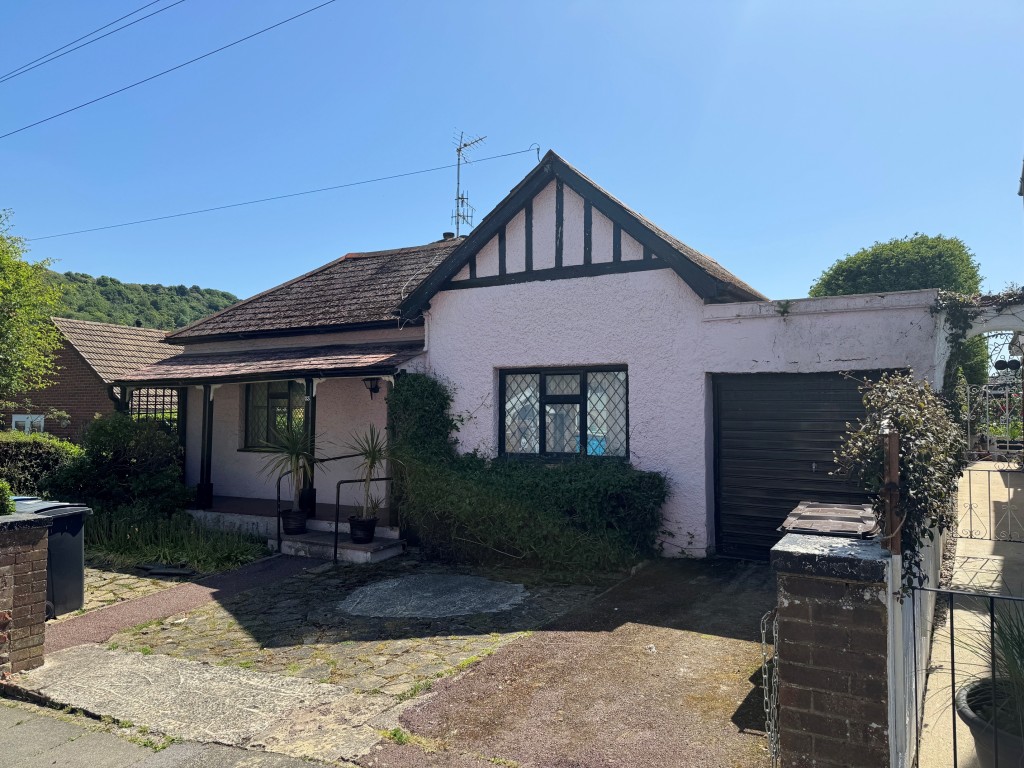 Lot: 94 - TWO-BEDROOM BUNGALOW WITH GARAGE AND PARKING - Front of property